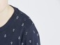 Ein dunkelblaues T-Shirt mit Anker-Motiv.