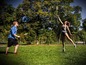 Ein Mann und eine Frau spielen Badminton im Park.