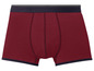 Rote Boxershorts mit dunkelblauem Bund.