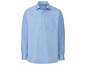 Ein hellblaues Hemd mit langen Ärmeln.