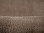 Ein brauner, weicher Teppich mit langem Flor.