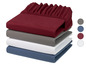 Ein Stapel Bettlaken in bordeaux, grau, weiß und blau.