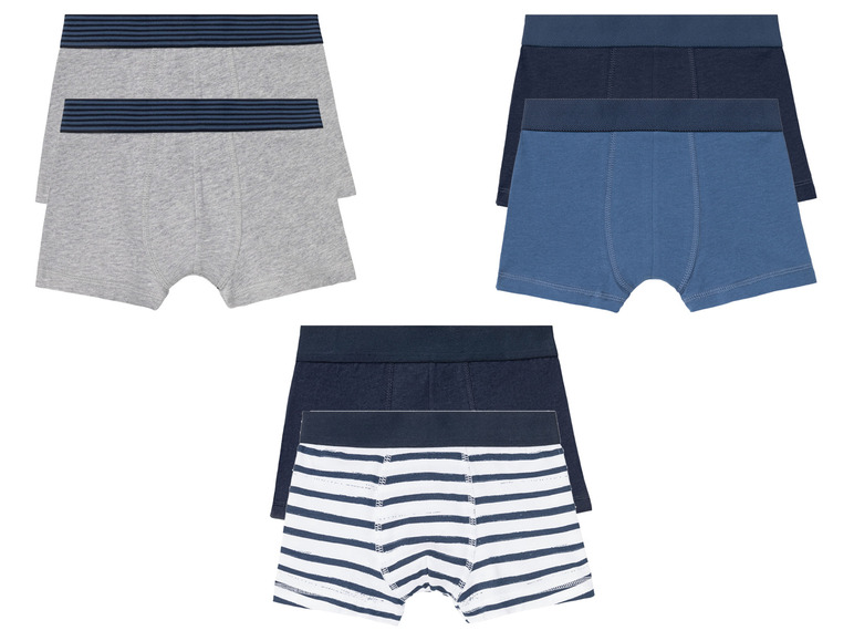 Drei Paar Herren-Boxershorts in Grau, Dunkelblau und gestreift.