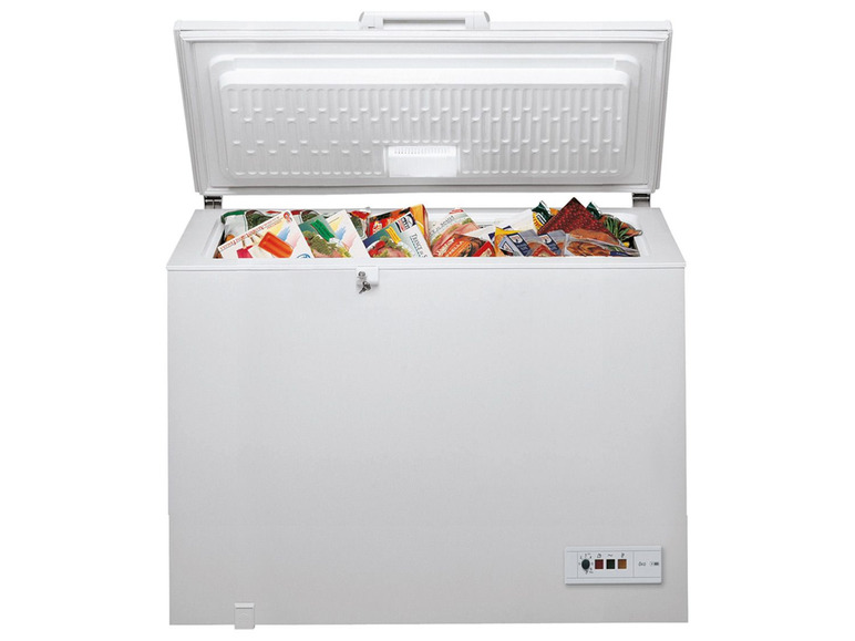 Ein weißer Gefrierschrank mit geöffneter Tür, gefüllt mit gefrorenen Lebensmitteln.