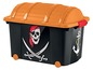 Eine orange und schwarze Aufbewahrungsbox mit Piratenmotiv auf Rädern.