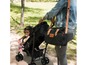 Eine Frau schiebt einen Kinderwagen mit einer Ohmybaby-Wickeltasche.