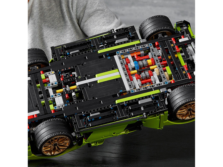 LEGO Technic Porsche 911 GT3 RS mit sichtbaren Zahnrädern.