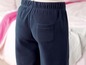 Dunkelblaue Fleece-Pyjamahose mit Tasche.
