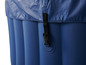 Blauer Deckel mit Befestigung für einen Whirlpool.
