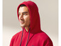 Ein Mann trägt ein rotes Kapuzenpullover.