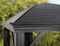 Schwarzes Metall-Pavillon mit geripptem Dach.