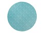 Ein runder, türkisfarbener Teller mit einem weißen geometrischen Muster.