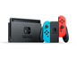 Eine Nintendo Switch-Konsole mit zwei Joy-Con-Controllern.