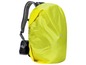 Gelber Regenschutz für einen Rucksack.