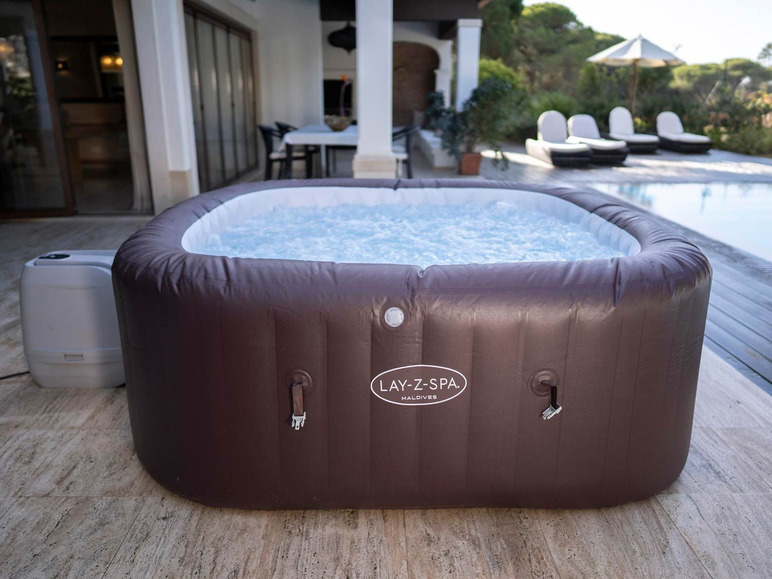 Ein braunes, aufblasbares Lay-Z-Spa Whirlpool auf einer Terrasse.