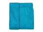 Ein gefaltetes Frotteehandtuch in leuchtend blauer Farbe.