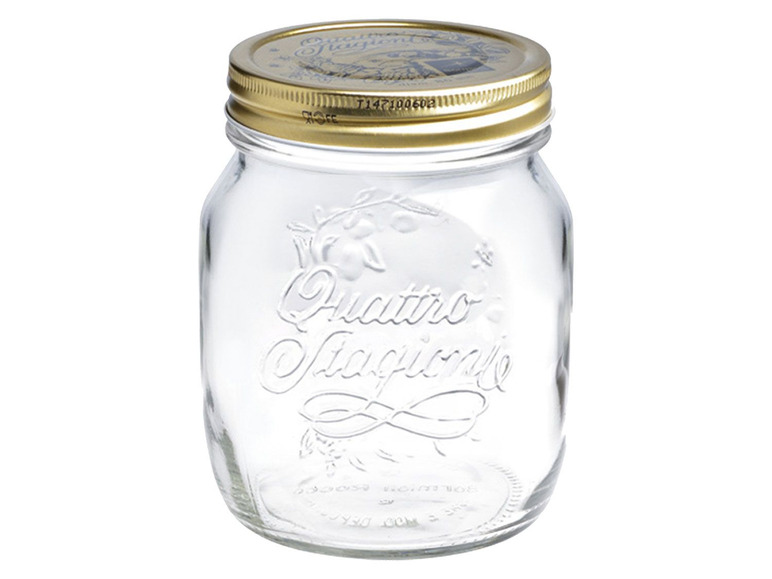 Ein Glasgefäß mit goldenem Deckel, mit der Aufschrift 'Quattro Stagioni'.