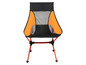 Ein orangefarbener und schwarzer Campingstuhl zum Zusammenklappen.