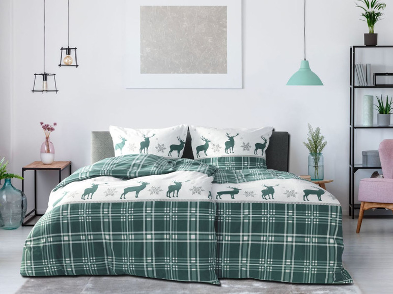 Bettwäsche mit Rentier-Motiv und Karomuster.
