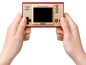 Eine Hand hält ein Nintendo Game & Watch mit Super Mario Bros.