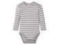 Ein gestreiftes Babybody mit langen Ärmeln.