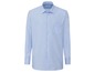 Ein hellblaues Hemd mit langen Ärmeln und feinen Streifen.