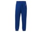 Blaue Jogginghose mit kleinem Logo auf der Gesäßtasche.