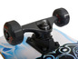 Ein Skateboard mit blauen und schwarzen Grafiken.