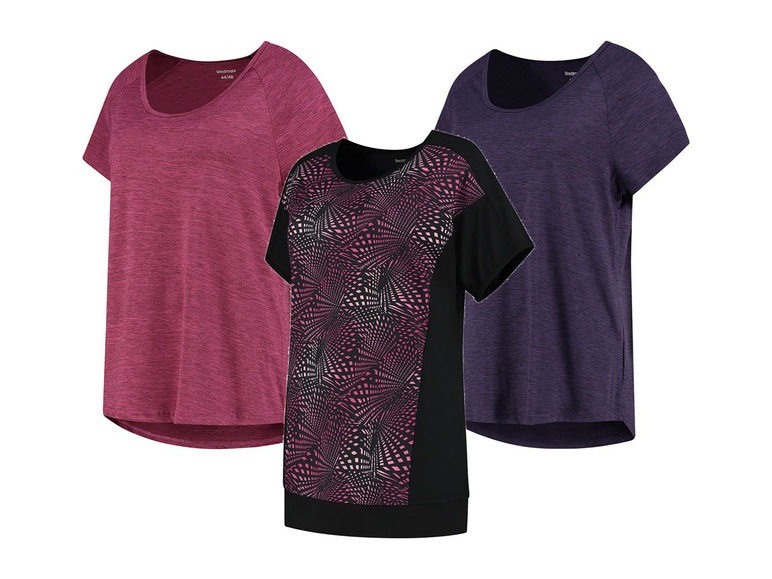 Drei Damen-T-Shirts, eines mit geometrischem Muster.