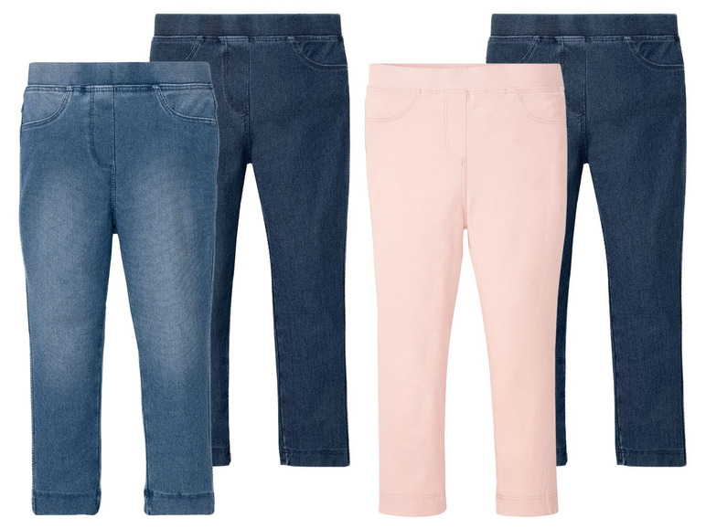 Zwei Paar blaue Jeans und ein Paar rosafarbene Leggings.
