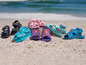 Sommer-Kindersandalen mit Disney-Motiv am Strand.