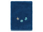Blaues Handtuch mit Muscheln und einem Seestern.