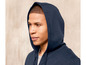 Ein Mann trägt einen dunkelblauen Hoodie mit Reißverschluss.
