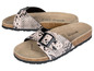 Zwei Paar Natural Walk Sandalen mit Schlangenmuster.