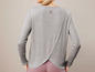 Ein graues Langarmshirt mit einem Kreuz auf dem Rücken.