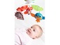 Baby schaut ein Mobile mit Vögeln und einem Eichhörnchen an.