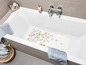 Badewanne mit einer rutschfesten Matte mit Schmetterlingsmuster.