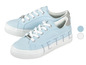 Blaue Jette Sneakers mit weißen Sohlen.