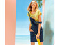 Eine Frau trägt ein Jeans-Overallkleid und ein gelbes T-Shirt mit dem Aufdruck 'Summer Time' am Strand.