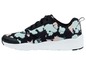 Schwarze Sneaker mit Tie-Dye-Muster.