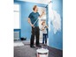 Ein Mann und ein Junge streichen eine Wand mit einer Rolle und Powerflex Farbe.