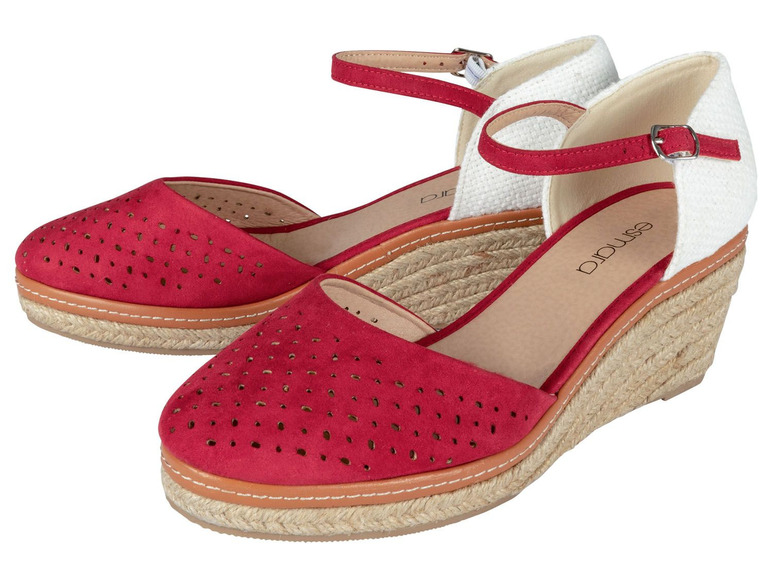 Rote Espadrilles mit Schnalle und Perforationen