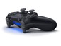 Ein schwarzer PlayStation 4-Controller mit blauen Akzenten.