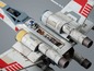 Ein X-Wing-Modell mit detaillierten Motoren und einer R2-D2-Figur.