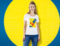 Eine Frau trägt ein weißes T-Shirt mit dem Lidl-Logo.