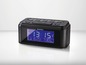 Ein schwarzer Radiowecker mit digitalem Display von Silvercrest.