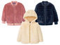 Drei Teddyjacken für Kinder: rosa Bomberjacke, blaue Bomberjacke und cremefarbene Jacke mit Kapuze.