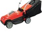 Ein roter Elektromäher mit Grasfangkorb.