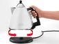 Ein weißer Delonghi Wasserkocher mit 360° drehbarem Sockel.