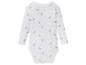 Weißer Babybody mit Mond- und Sternenmuster.